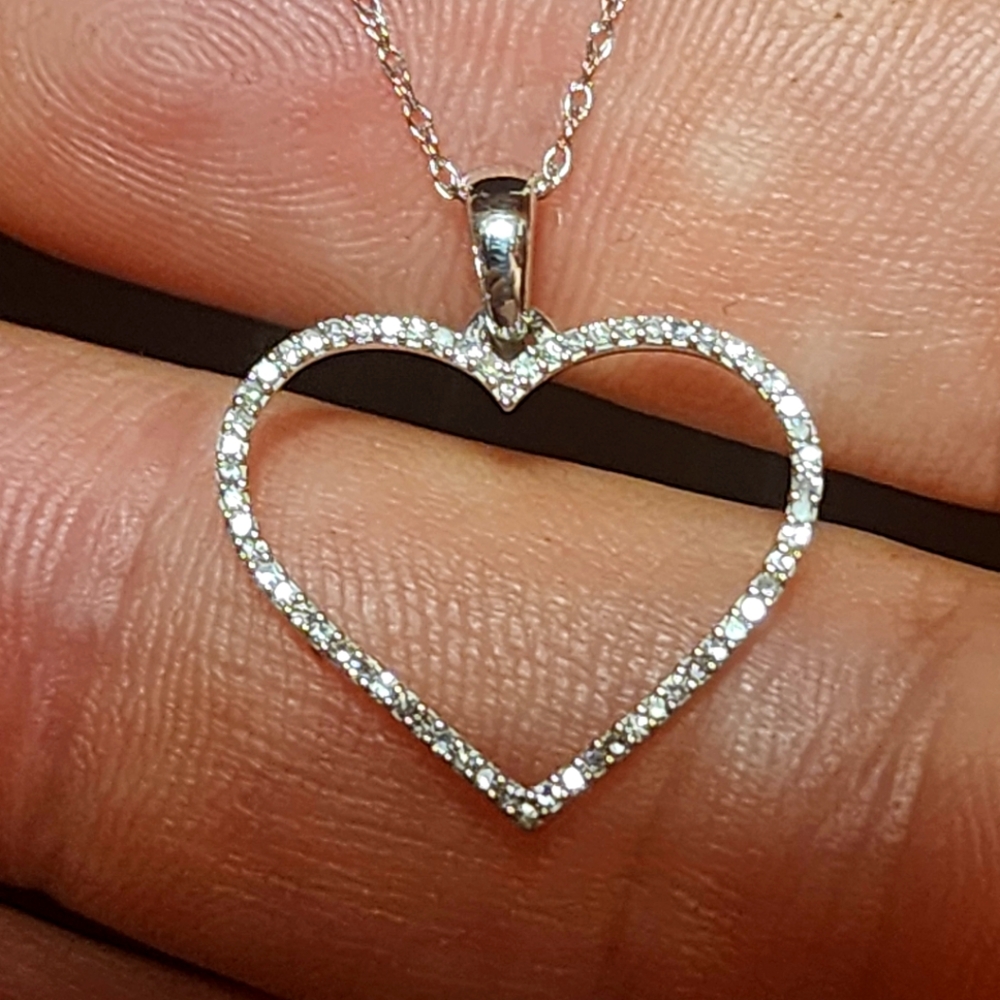 10k White Gold Diamond Heart Necklace